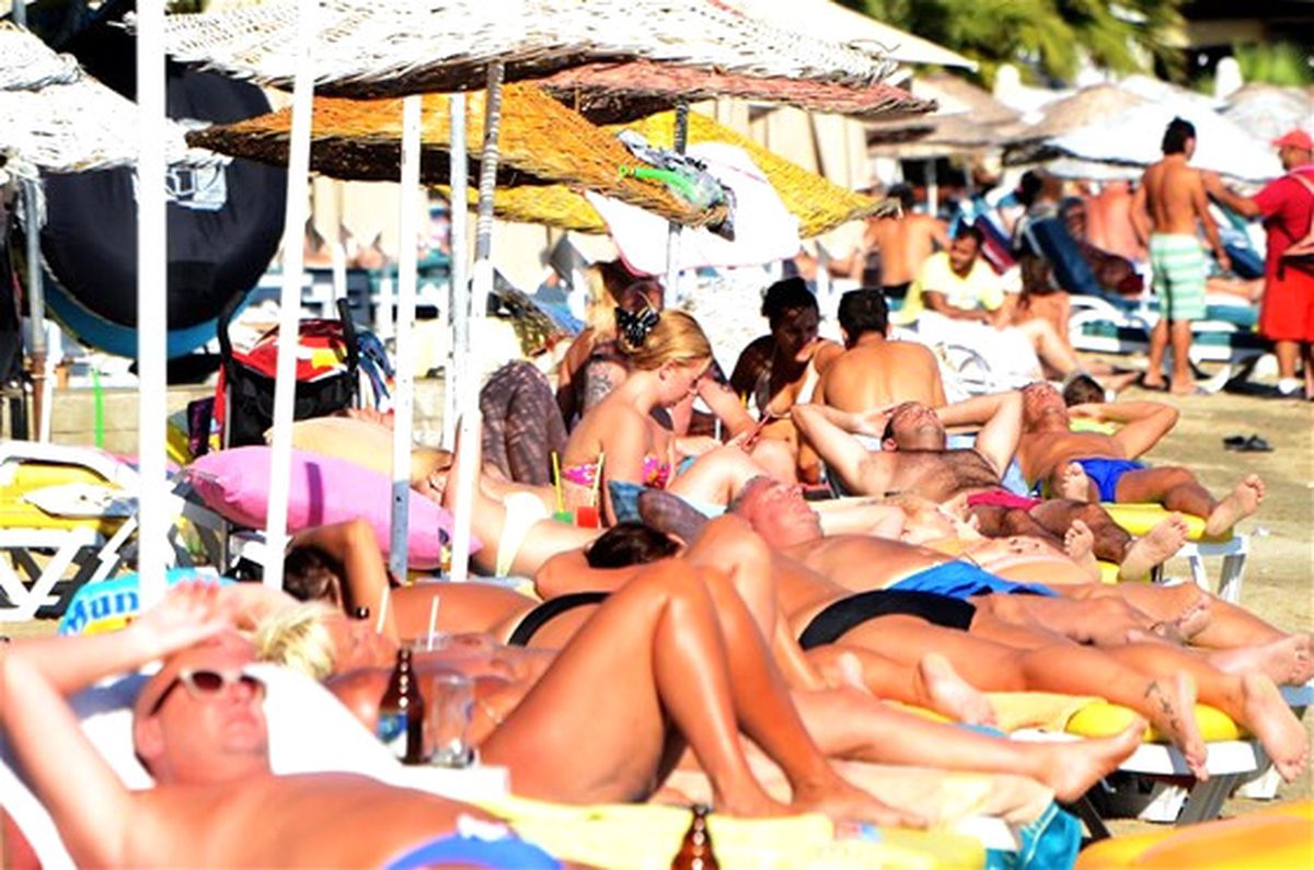 Bodrum Güneşi Gören Sahile Koştu