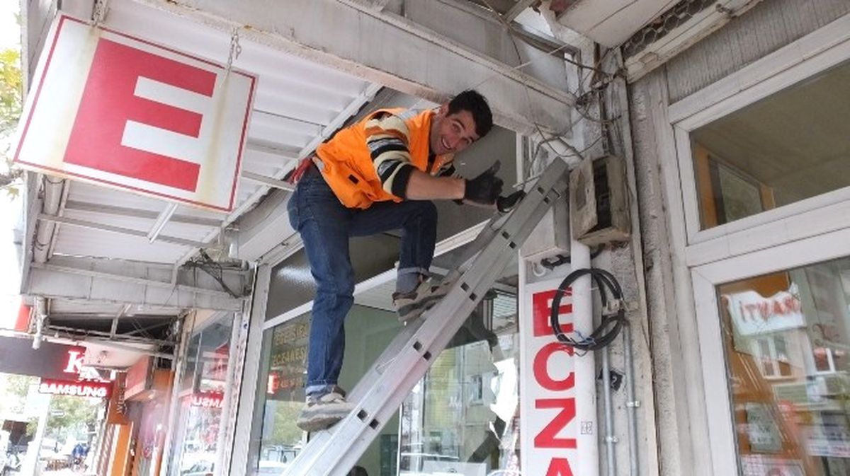 Burhaniye\'de Elektrik Şebekesi Yer Altına Alınıyor