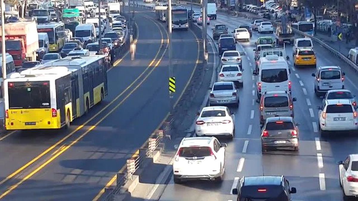 Çırılçıplak Metrobüs Yoluna Atlayan Vatandaş Yardım İstemiş