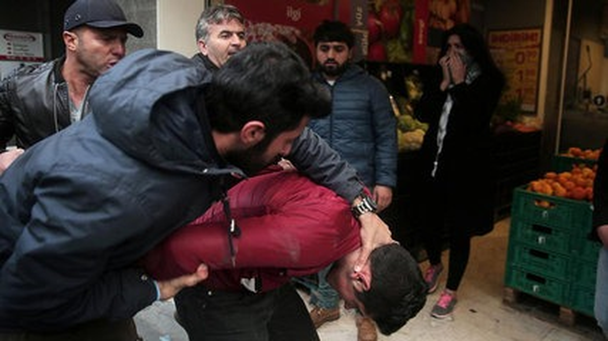 Cumhuriyet ve Hdp\'deki Tutuklamalara Tepkiler Devam Ediyor