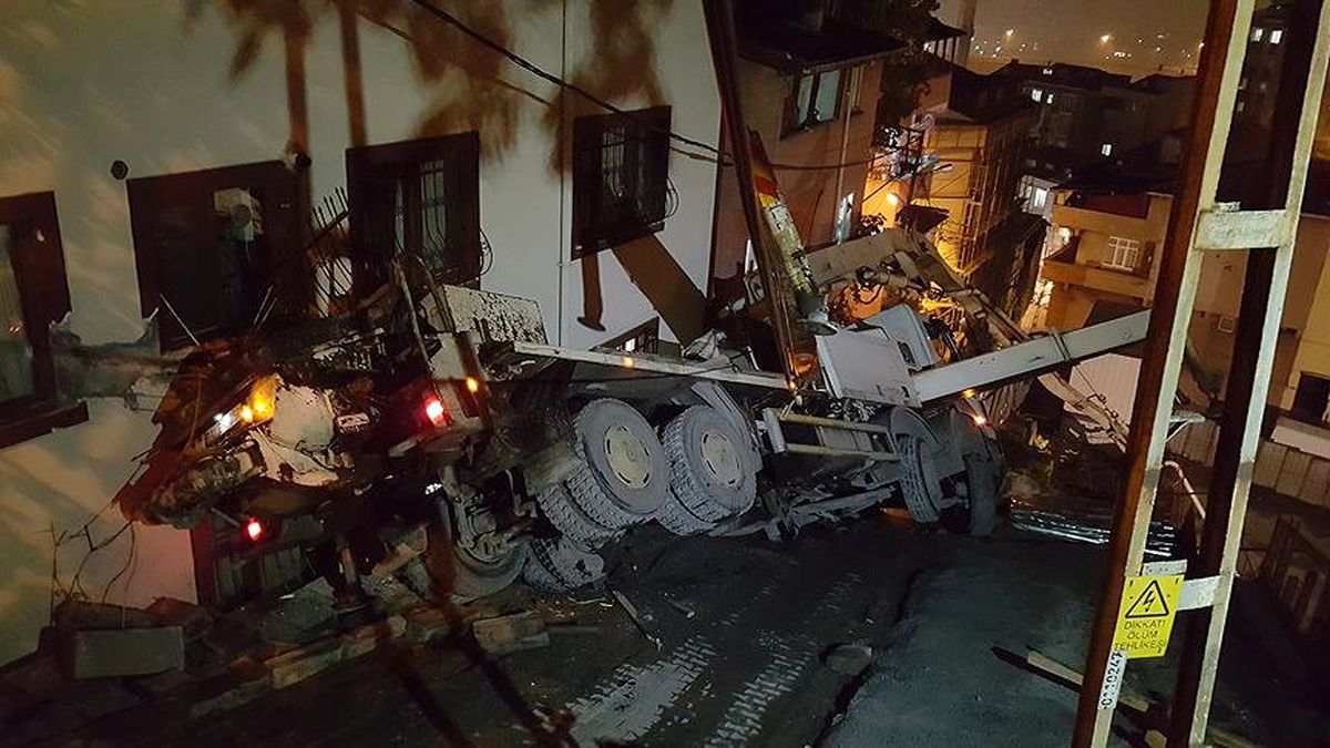 Devrilen Beton Pompası Paniğe Neden Oldu