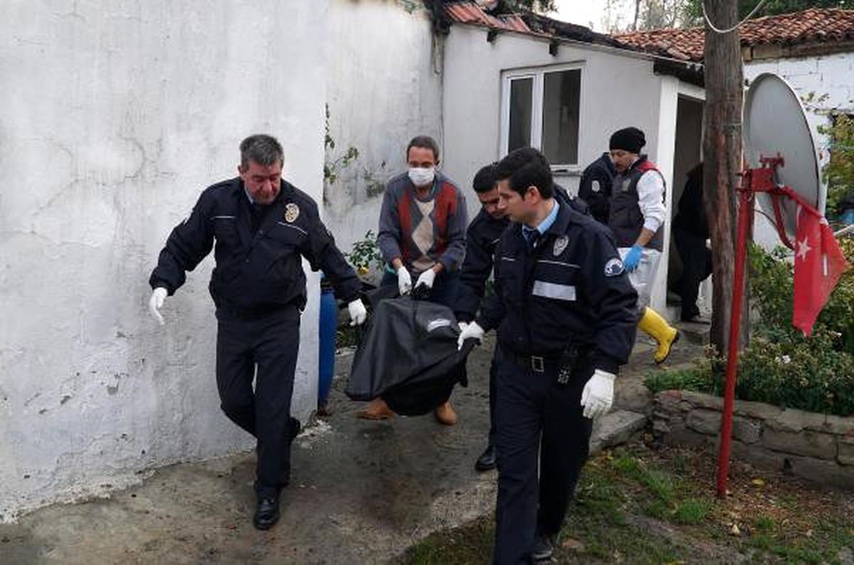 Elektriği Kesik Evinde Mumdan Çıkan Yangında Öldü