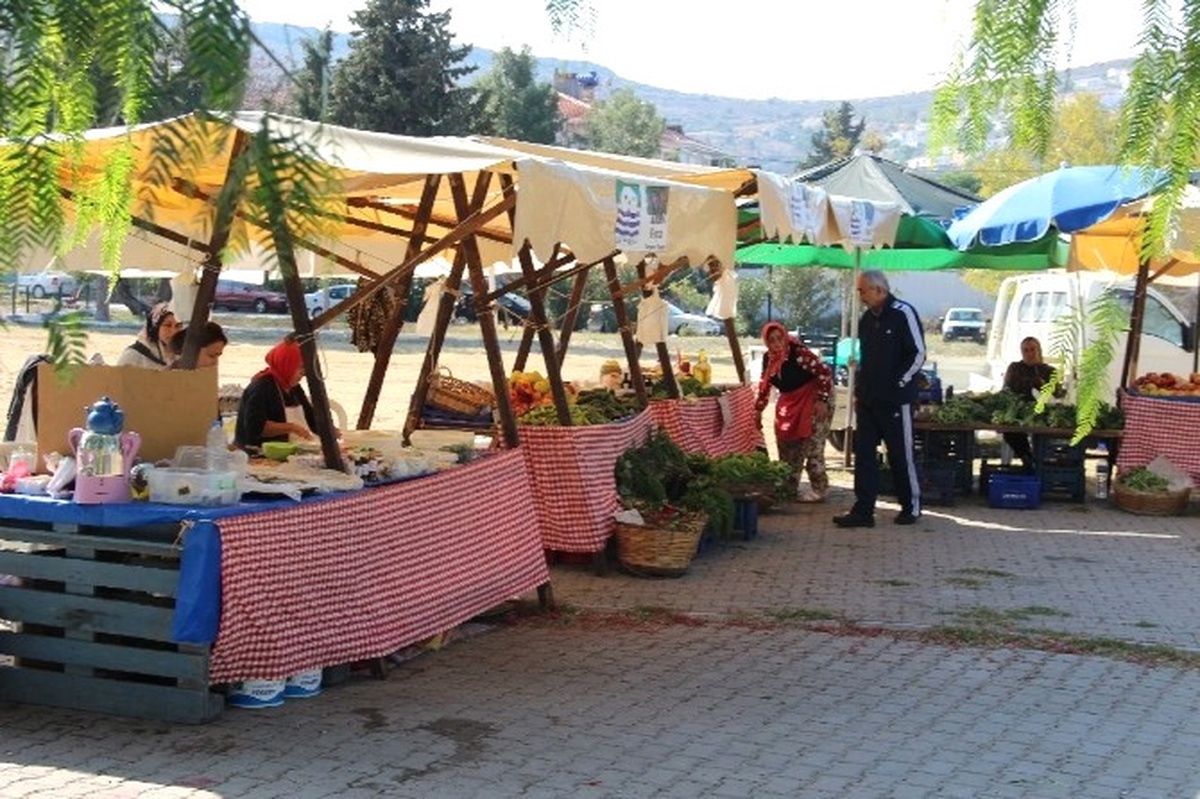Foça\'da \'Slow Food Yeryüzü Pazarı\' Günü