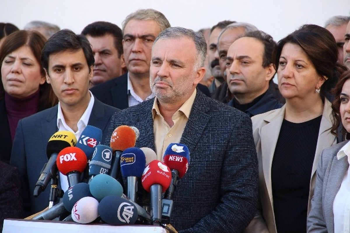 Hdp\'den Yasama Faaliyetlerini Durdurma Kararı