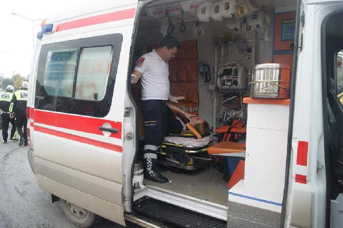 Hendek\'te Ambulans ile Ticari Araç Çarpıştı: 6 Yaralı
