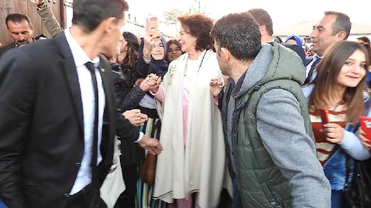 Hülya Koçyiğit, Çorum\'da Hitit Defilesini İzledi (2)