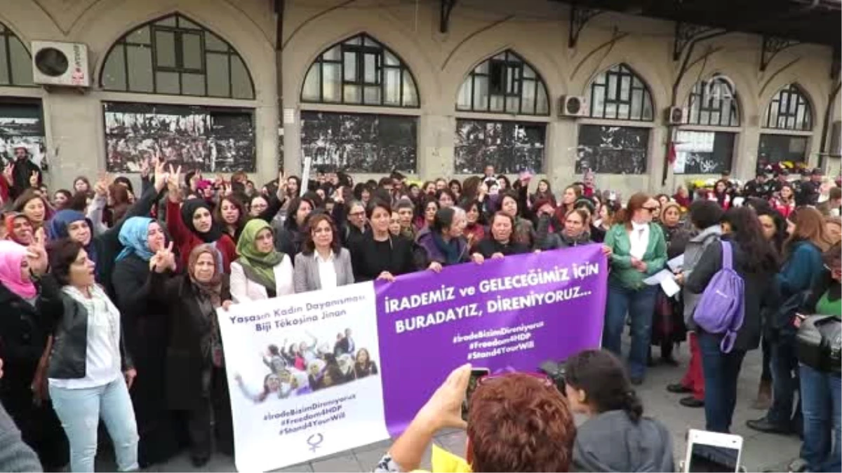 Kadıköy\'de Izinsiz Gösteri Yapan Gruba Polis Müdahale Etti