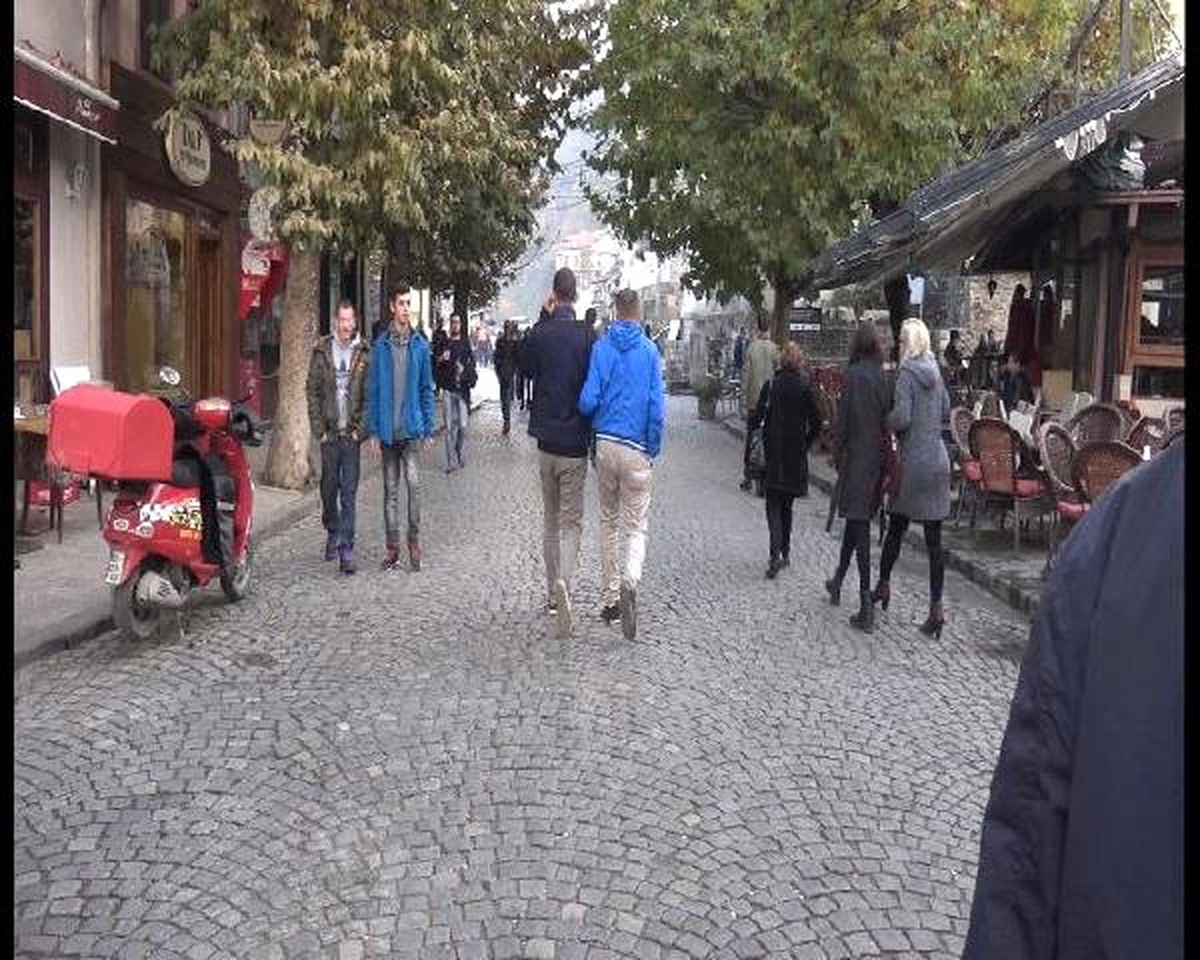 Kosova\'da Yüksek Öğrenim Mezunu Gençler İşsizlikten Şikayetçi...