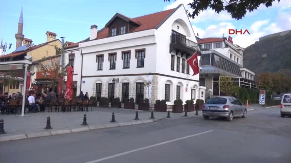 Kosova\'da Yüksek Öğrenim Mezunu Gençler Işsizlikten Şikayetçi
