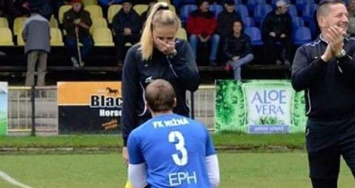 Lubomir Vajecka Adlı Futbolcu, Yan Hakeme Evlenme Teklif Etti