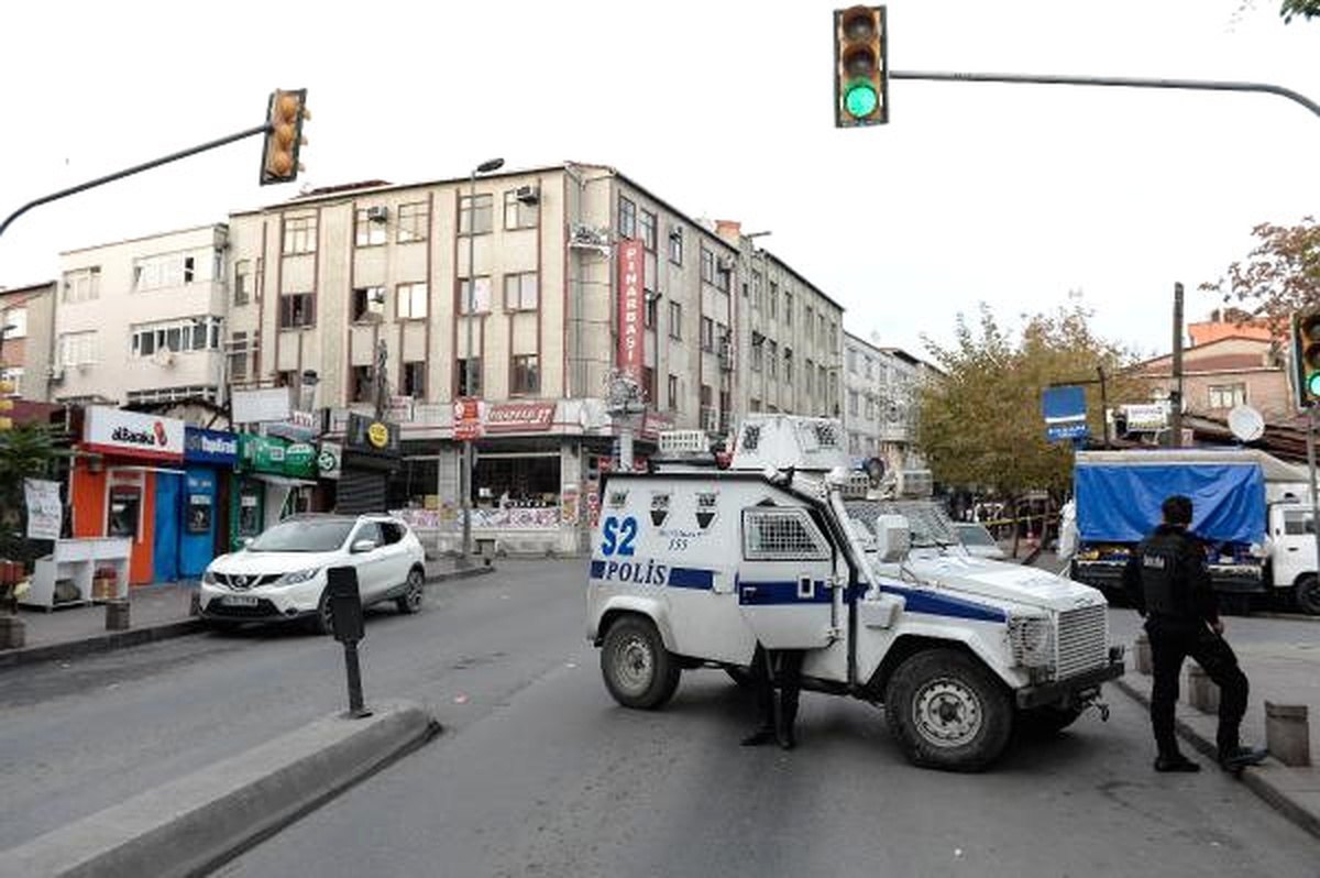 Okmeydanı\'nda Yola Üzerine Bırakılan Şüpheli Paket Panik Yarattı.