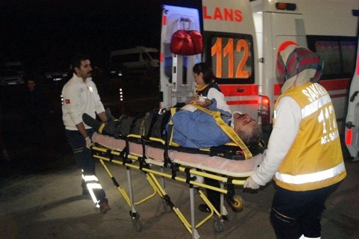 Sakarya\'da Kamyonetle Yolcu Otobüsü Çarpıştı: 4 Yaralı