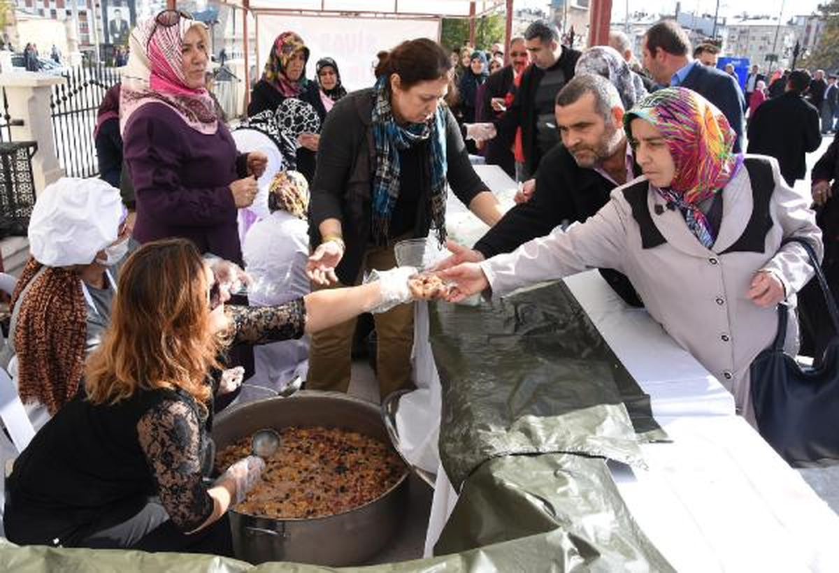 Sivas\'ta 10 Bin Kişilik Aşure Dağıtıldı