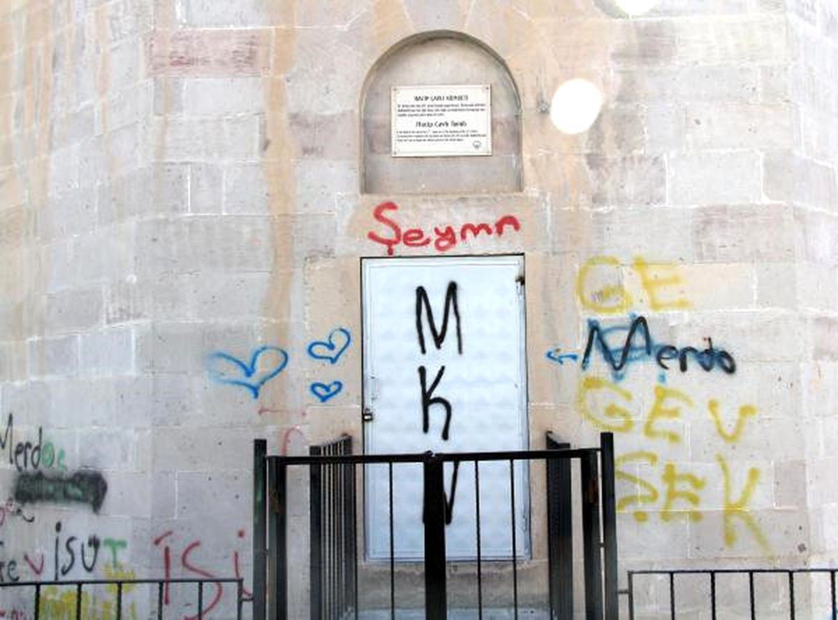 Kayseri'de Tarihi Eserlere Yapılan Saygısızlık Tepki Topladı