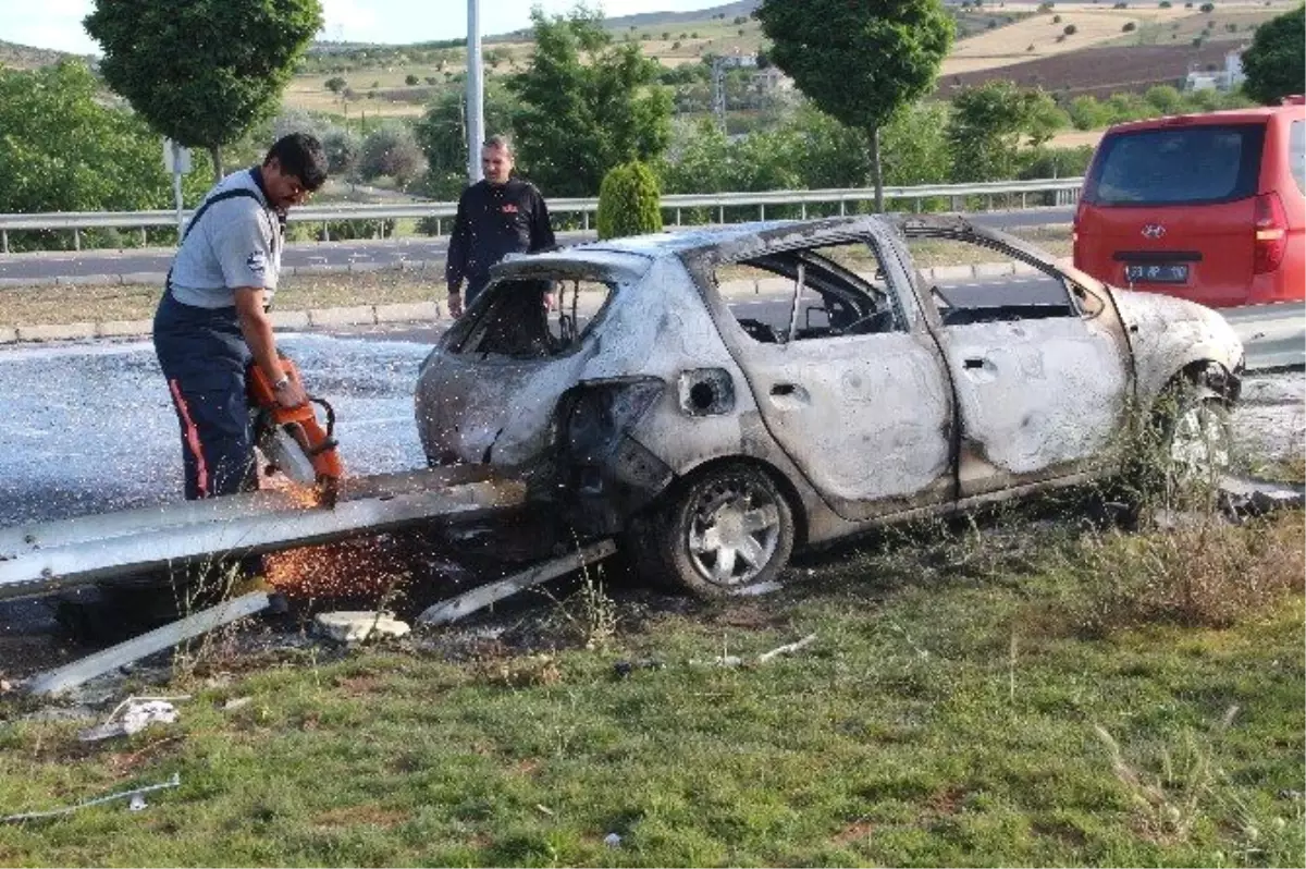 Tarlaya Devrilen Otomobil Alev Aldı