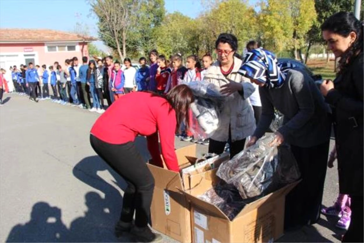 Yoksul 1000 Öğrenciye Kışlık Mont Yardımı