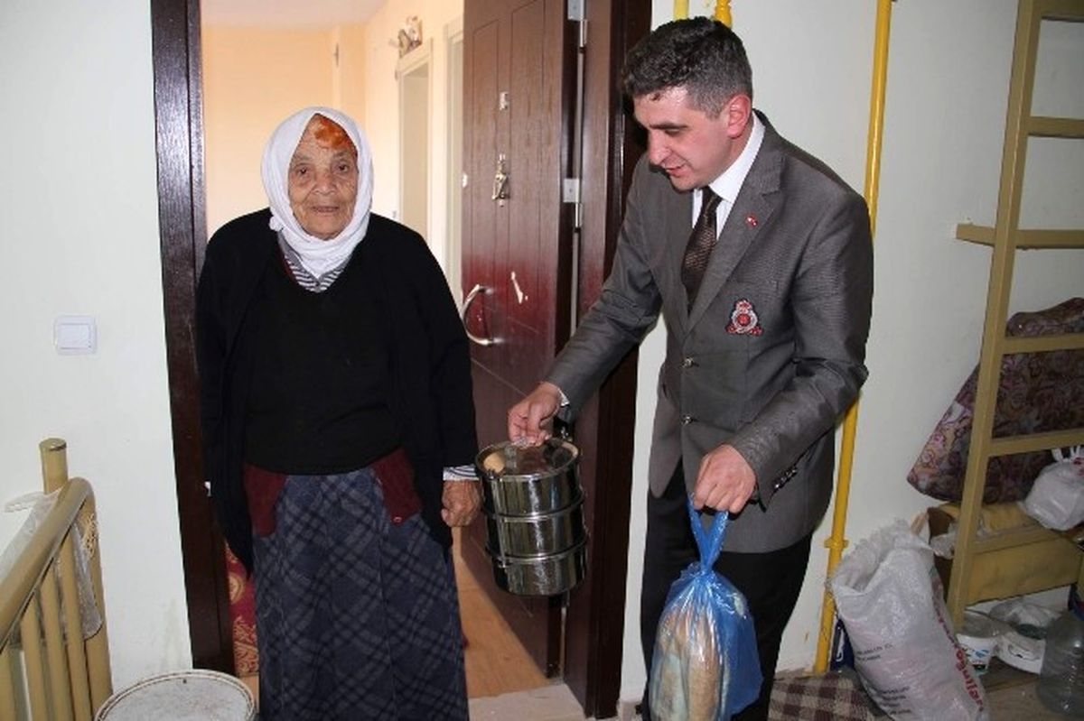 Yozgat Belediyesi Soğuk Havalarda Sıcak Yemekleriyle Yaşlı ve Kimsesizlerin Yardımına Koşuyor
