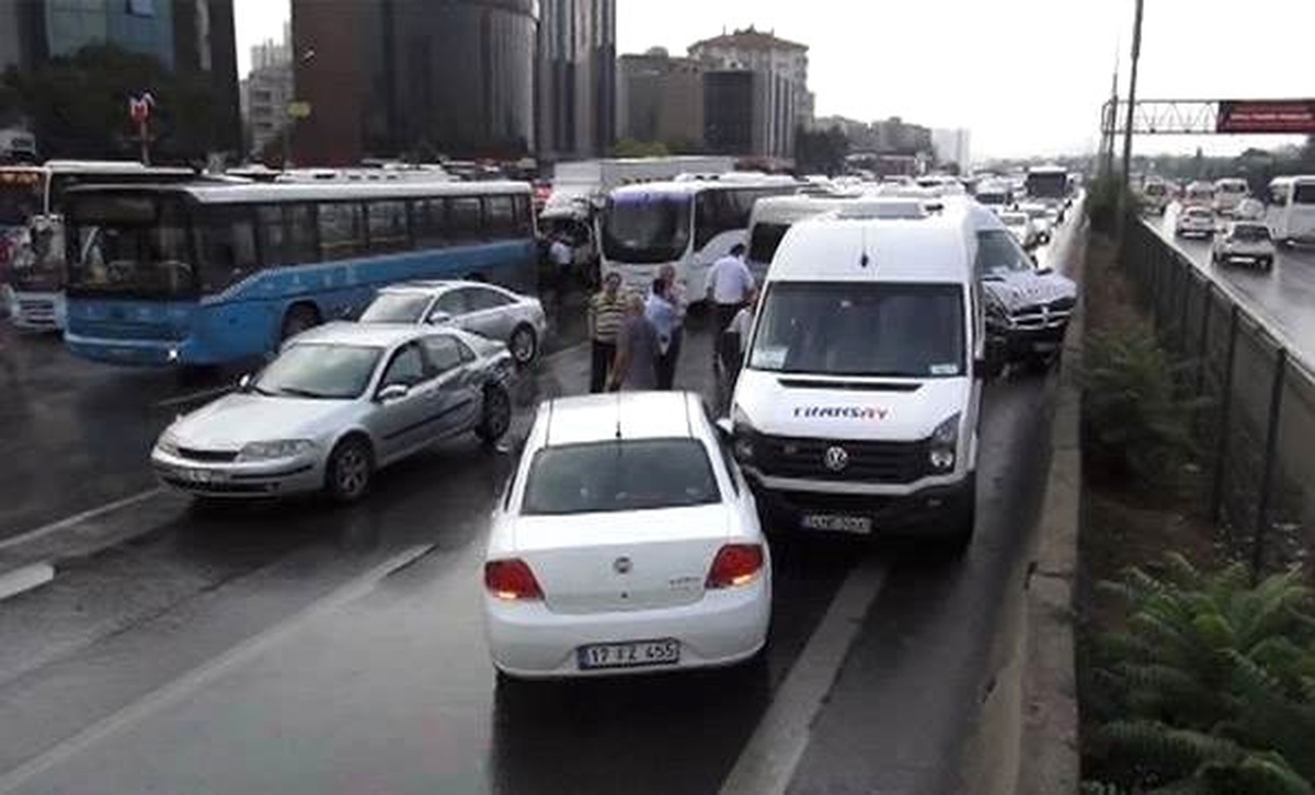 Zincirleme Kaza D-100\'de Trafiği Kilitledi