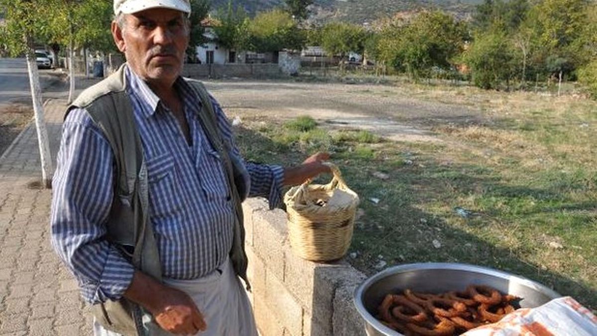 60 Yaşında Yürüyerek Tatlı Satıyor