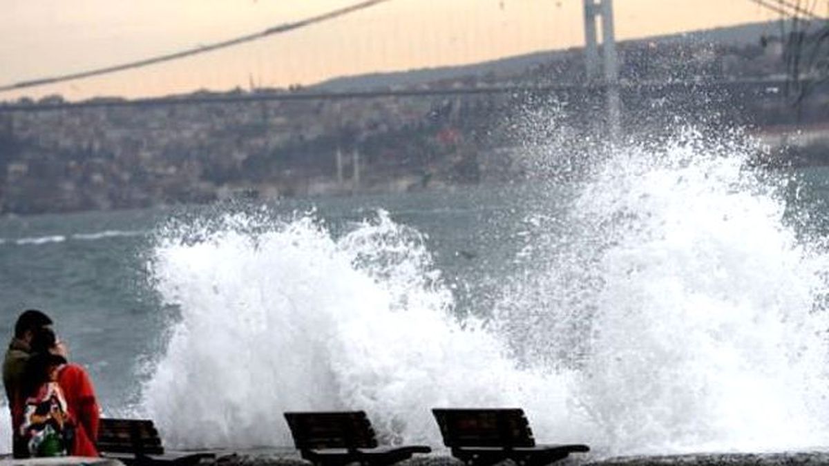İstanbul'da Şiddetli Lodos Etkili Oluyor