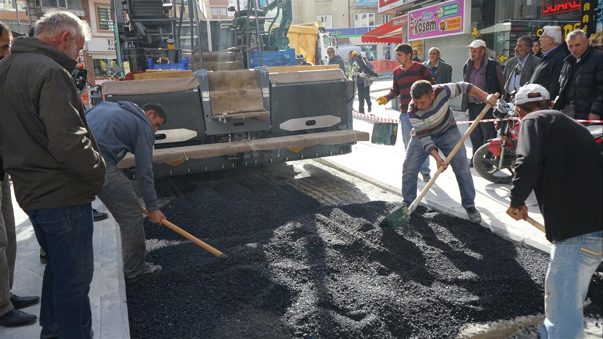 Atatürk Bulvarında Sıcak Asfaltlama Çalışmaları Tamamlanıyor