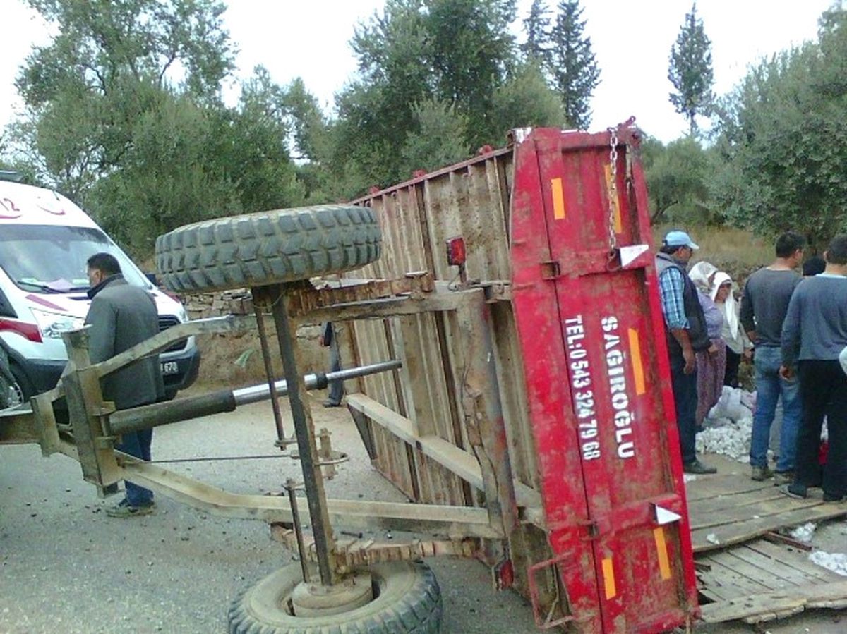 Aydın\'da Tarım İşçilerini Taşıyan Traktör Devrildi: 14 Yaralı