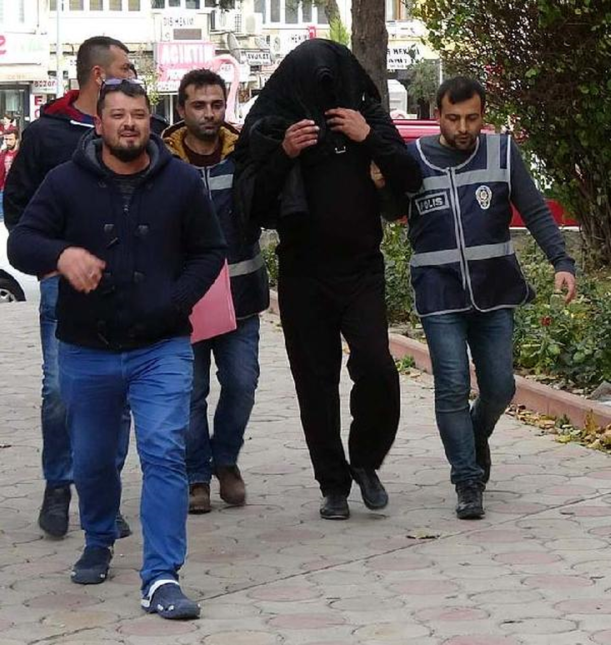 Barınaktaki Sokak Hayvanlarına Tabanca ile Ateş Açtı (2)