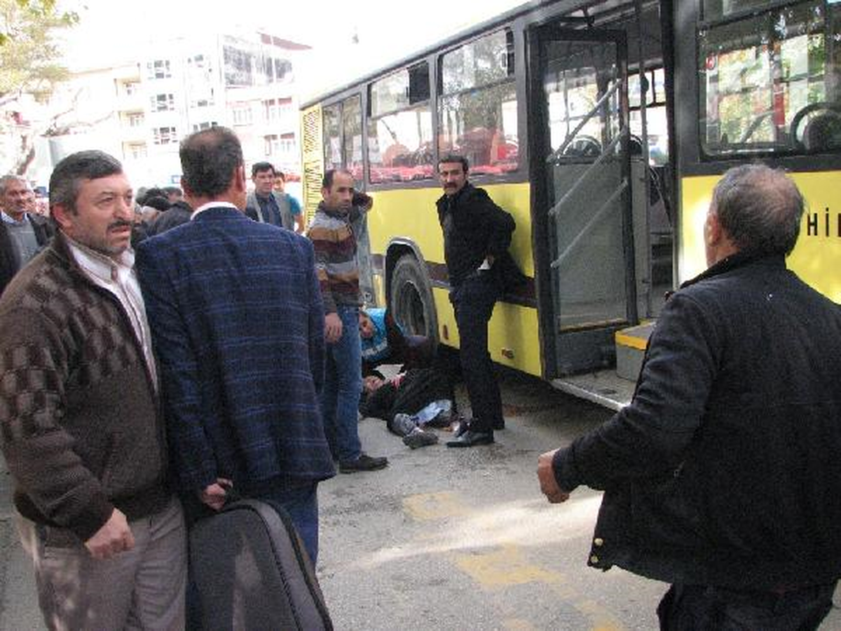 Belediye Otobüsünden İnerken Kapıya Kıyafeti Takılan Kadının Ayağı Ezildi