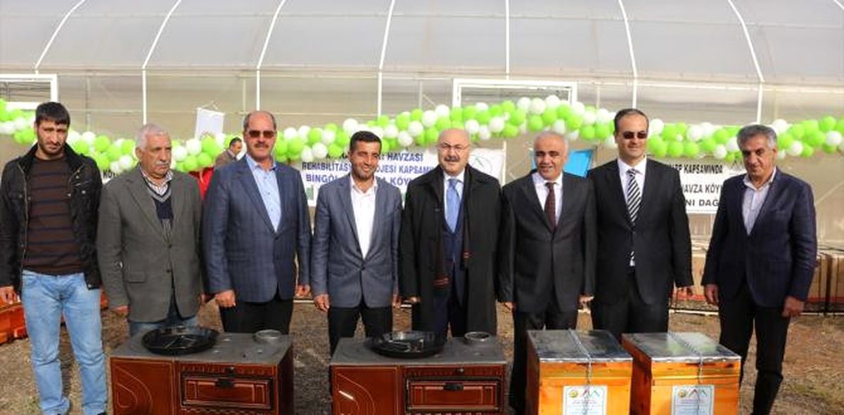 Bingöl\'de 4 Bin 500 Arı Kovanı ile 200 Kuzine Dağıtıldı