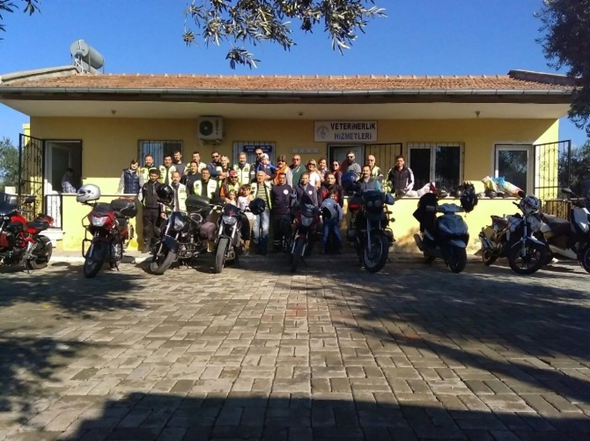 Burhaniye\'de Motosikletçiler Köpek Barınağını Ziyaret Etti