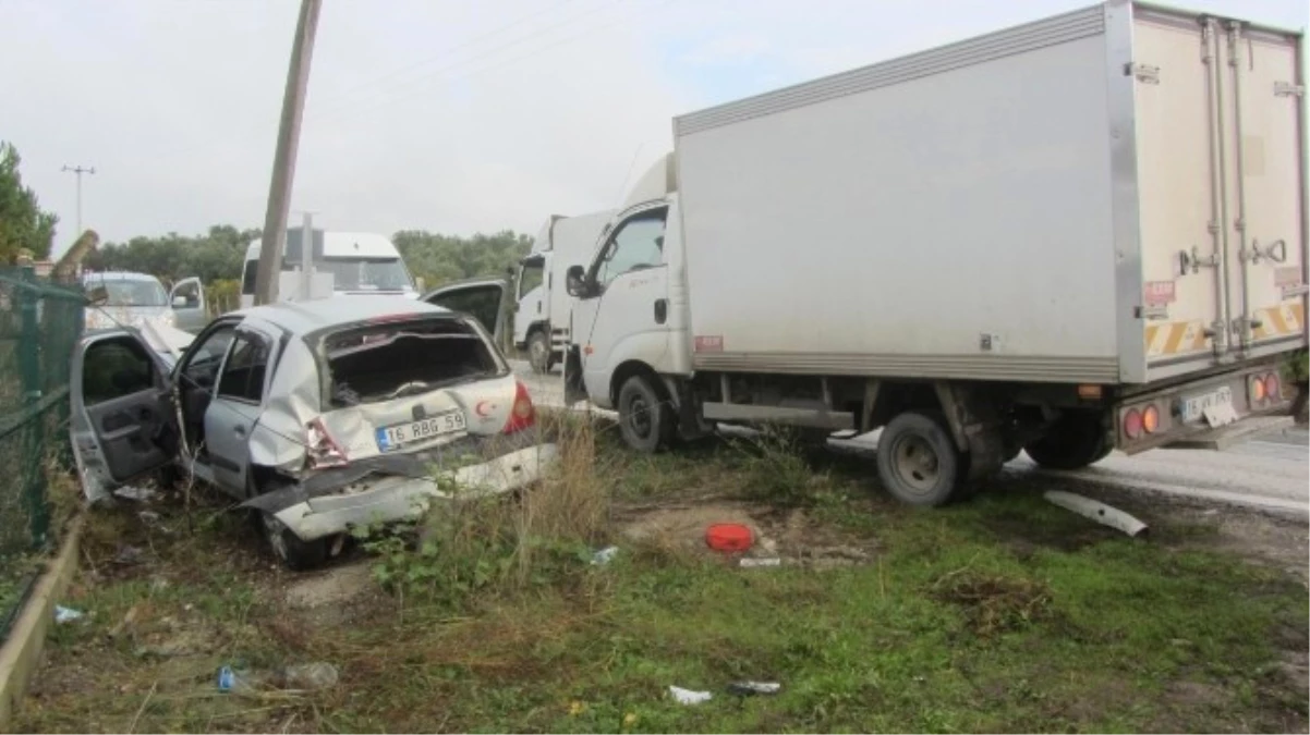 Bursa\'daki Kazada İki Genç Ölümden Döndü