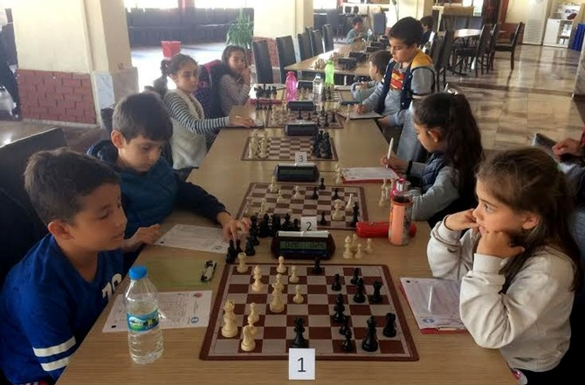 Çeşme\'de Satranç Sporuna İlgi Artıyor