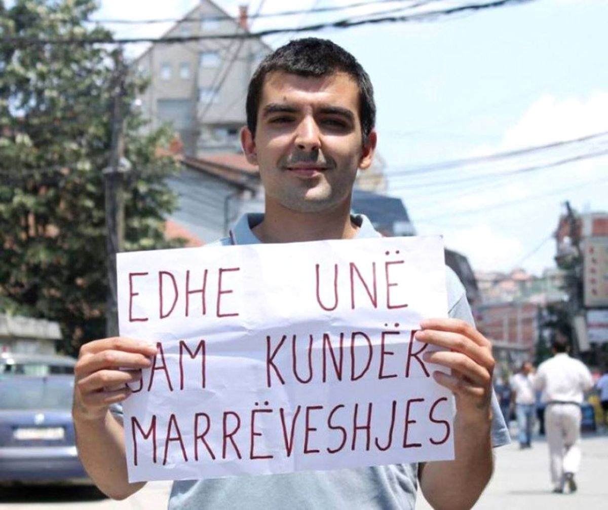 Cezaevinde Ölen Aktivist İçin Priştine\'de Başbakanlık Binası Önününde Mum Yaktılar