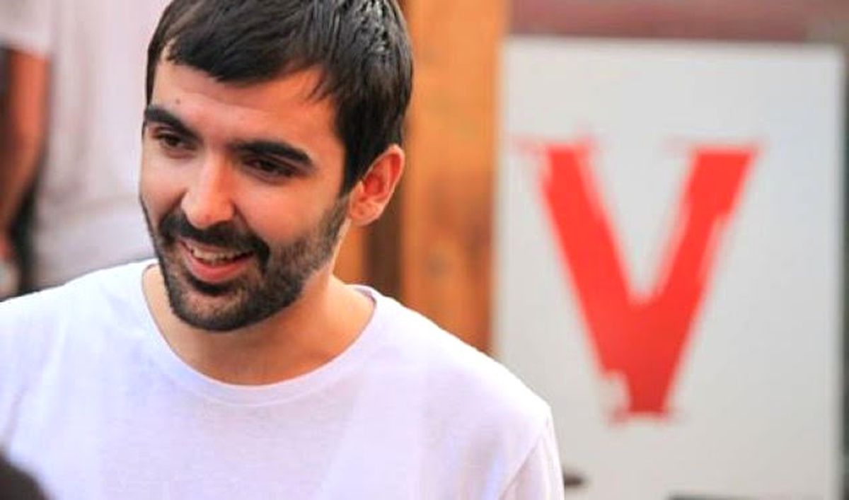 Cezaevinde Ölen Aktivist İçin Priştine\'de Başbakanlık Binası Önününde Mum Yaktılar