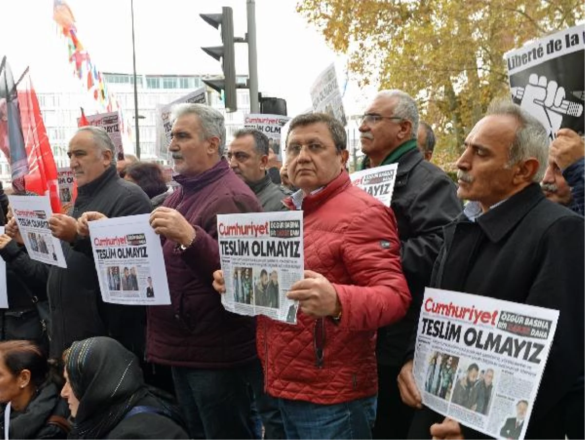 CHP Üyelerinden Cumhuriyet Gazetesine Dayanışma Gösterisi Yapıldı