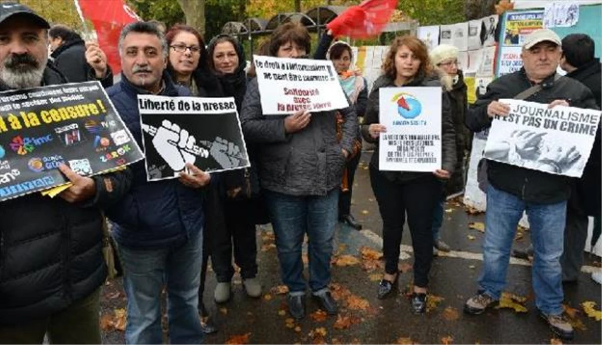 CHP Üyelerinden Cumhuriyet Gazetesine Dayanışma Gösterisi Yapıldı