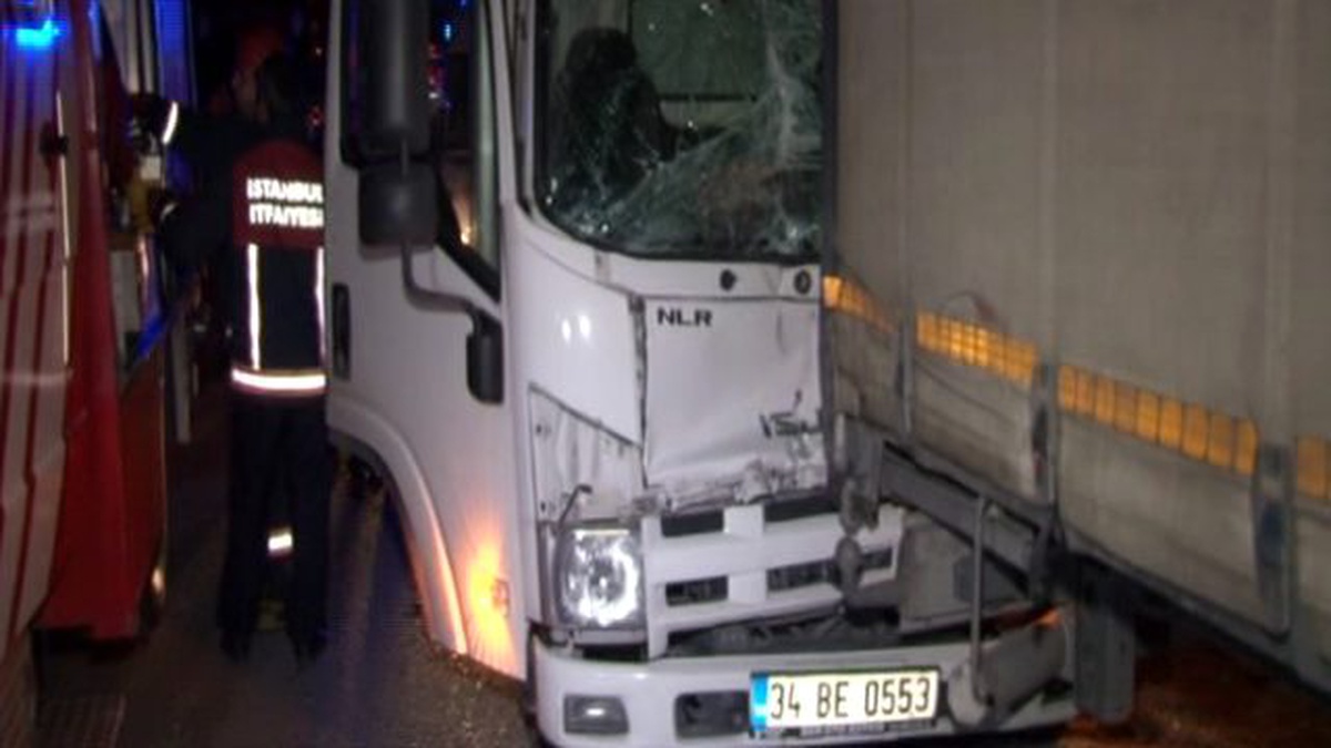 Dha İstanbul - Uyuyan Sürücü, Park Halindeki Tır\'a Çarptı: 2 Yaralı