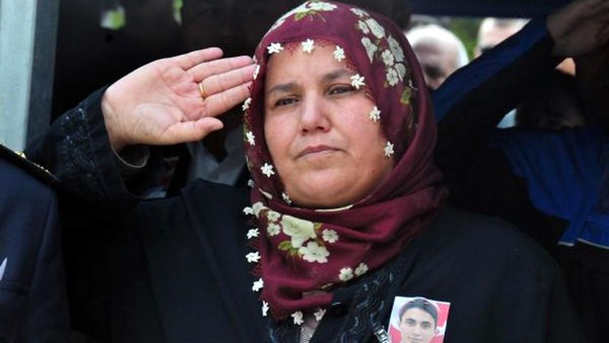 Dha Yurt;şehit Oğlunu Polis Selamıyla Karşıladı