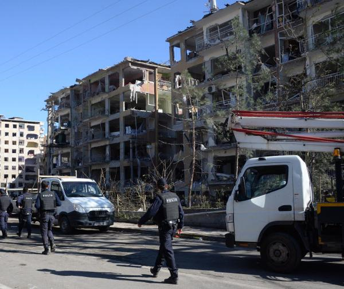 Diyarbakır\'daki Bombalı Terör Saldırısıyla İlgili 10 Gözaltı (2)