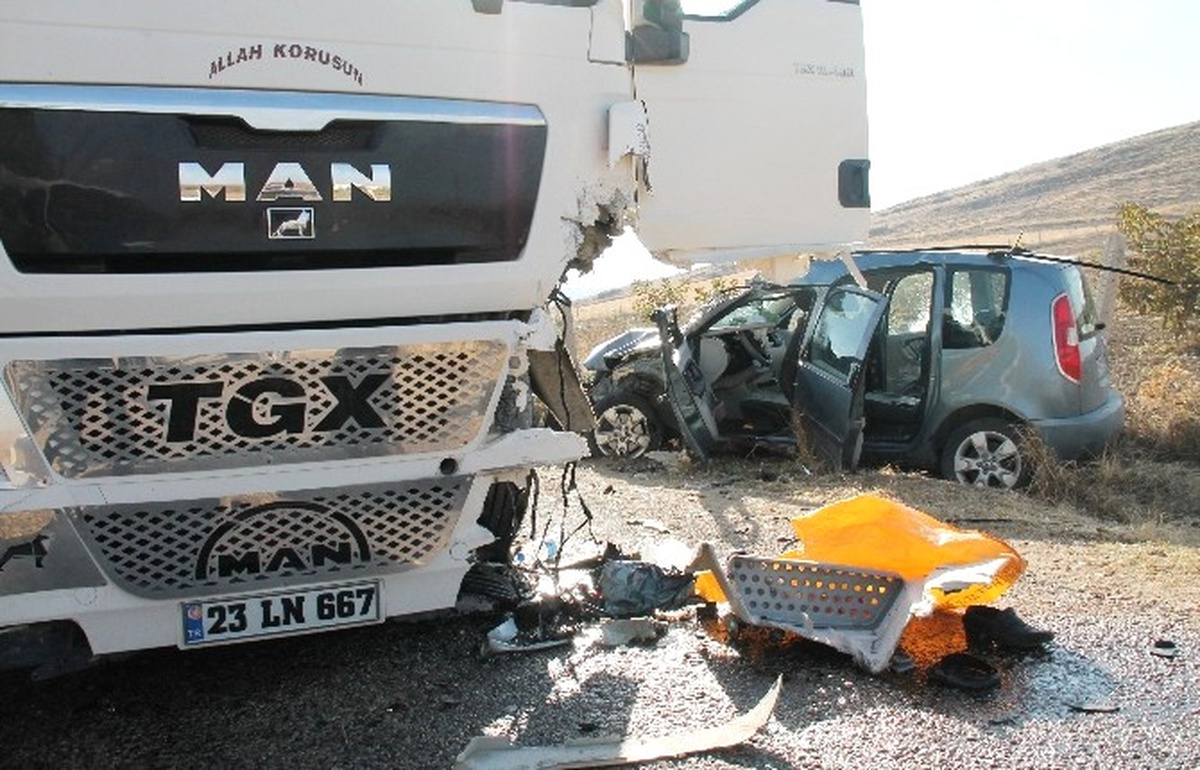 Elazığ\'da Tır ile Otomobil Kafa Kafaya Çarpıştı: 1 Ölü, 5 Yaralı