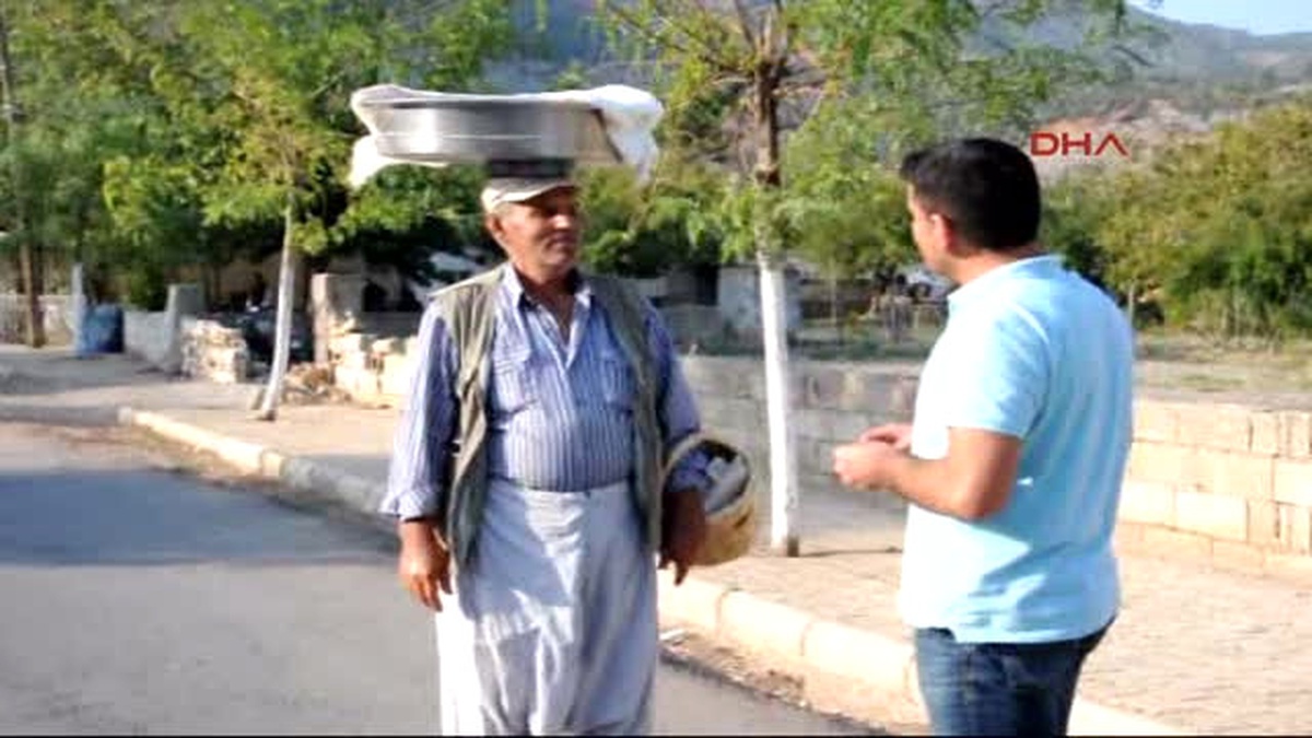 Gaziantep- 60 Yaşında Yürüyerek Tatlı Satıyor