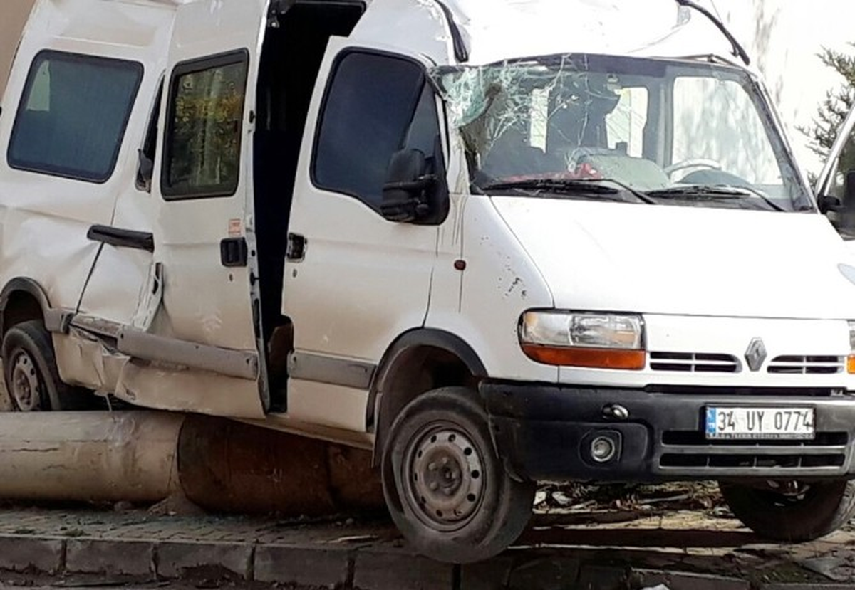 Gebze\'de Kamyonet ile Servis Aracı Çarpıştı: 5 Yaralı