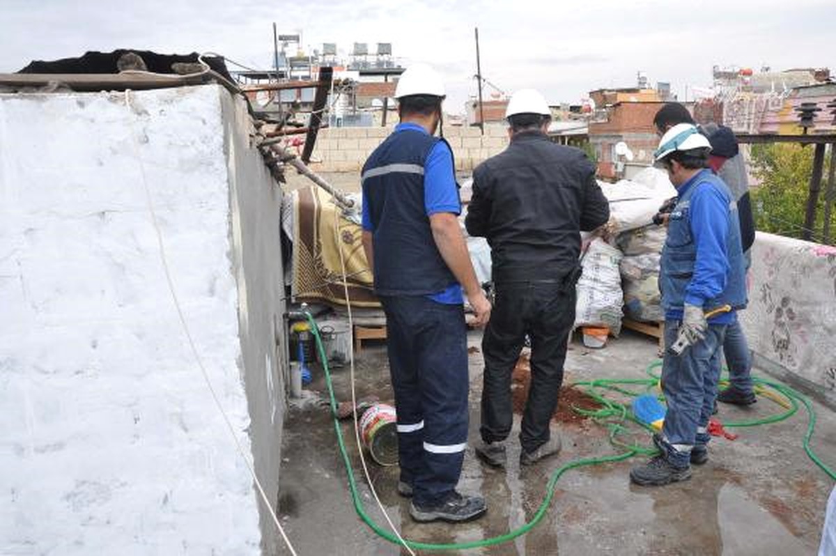 Gider Temizlerken Çubuk Tele Temas Edince Akıma Kapıldı