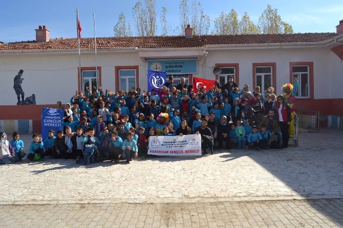 Gönüllü Gençler Çıkrık Köyü İlkokulu\'nda Sınıf Kitaplığı Oluşturdu