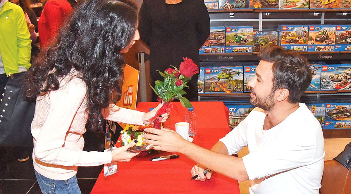 İmza Gününde Yalın'a Sürpriz Evlilik Teklifi