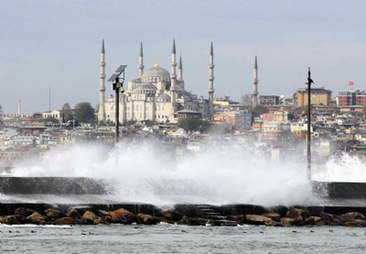 İstanbul\'da Lodos Etkili Oluyor...