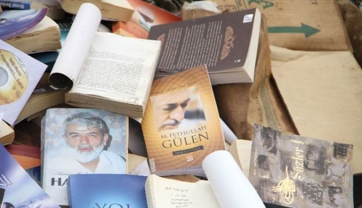 Kaçakbürüngüz Mahallesi\'nde Fetö/pdy\'ye Ait Kitap ve Cd\'ler Bulundu