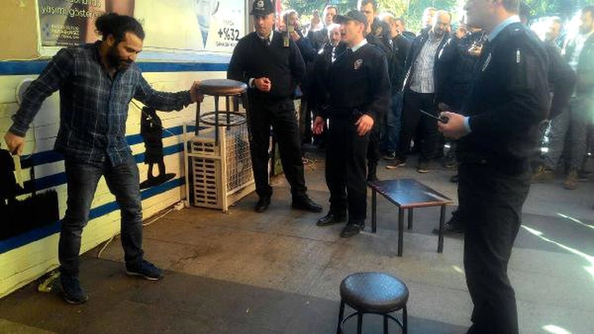 Kafe İşletmecisi, Zabıta ve Polislere Bıçakla Direndi