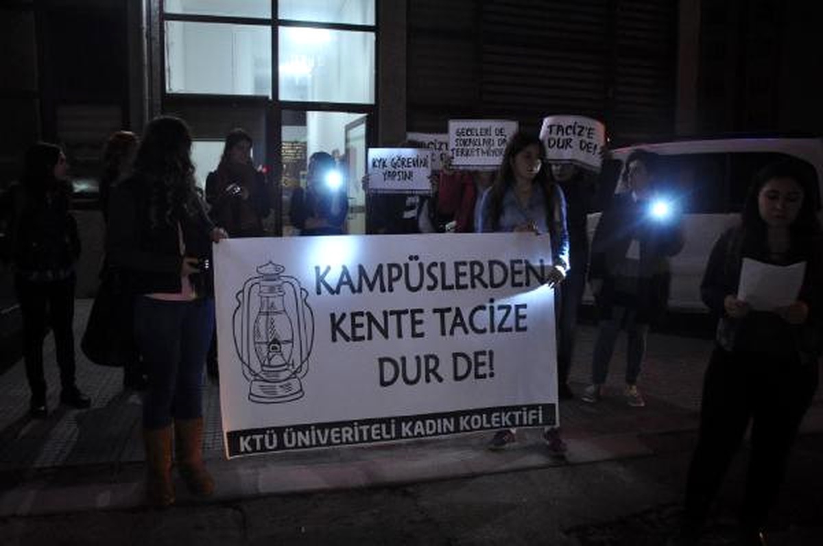 Karanlık Yurt Yollarına Kız Öğrencilerden El Fenerli Tepki