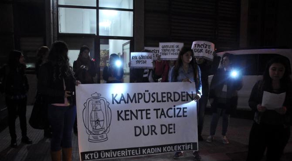 Karanlık Yurt Yollarına Kız Öğrencilerden El Fenerli Tepki